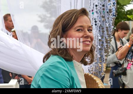 Wausau, Wisconsin, États-Unis. 27 juillet 2024. Wisconsin Lt. Gov. Sara Rodriguez, à droite, et Sen. Tammy Baldwin, à gauche, s'adressent à une foule lors du festival Hmong Wausau à Wausau, Wisconsin, samedi 27 juillet 2024. (Crédit image : © Dominic Gwinn/ZUMA Press Wire) USAGE ÉDITORIAL SEULEMENT! Non destiné à UN USAGE commercial ! Banque D'Images