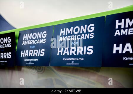 Wausau, Wisconsin, États-Unis. 27 juillet 2024. Un panneau de campagne signifiant le soutien au candidat démocrate présumé de 2024 Kamala Harris parmi les Hmong d'Asie du Sud à Wausau Wisconsin, samedi 27 juillet 2024. (Crédit image : © Dominic Gwinn/ZUMA Press Wire) USAGE ÉDITORIAL SEULEMENT! Non destiné à UN USAGE commercial ! Banque D'Images