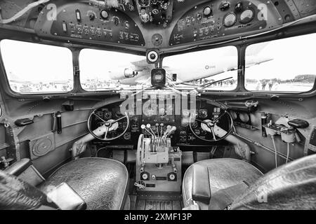 Riat 2024 RAF Fairford WWII Douglas DC-3 Dakota maquette de cockpit réaliste Banque D'Images