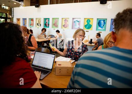 San Jose, États-Unis. 27 juillet 2024. Laurie Stewart, de San Jose, aide les gens à écrire des cartes postales et à s'organiser pour soutenir Kamala Harris lors d'un rassemblement du dimanche de solidarité au San Pedro Square Market dans le centre-ville de San Jose, Californie, le 25 juillet 2024. (Photo de Shae Hammond/Bay Area News Group/TNS/SIPA USA) crédit : SIPA USA/Alamy Live News Banque D'Images