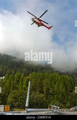 L'hélicoptère lourd AS 332 Super Puma C1 HB-XVY de Heliswiss International AG transporte Un composant lourd d'Une remontée mécanique, Valais, Suisse Banque D'Images