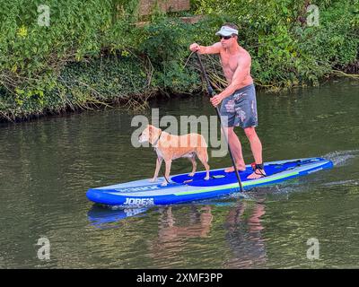 A281, Guildford. 27 juillet 2024. Un bel après-midi chaud et ensoleillé pour les Home Counties alors qu'une crête de haute pression s'est installée. Les paddleboarders apprécient le temps qu'il fait devant le Weyside Pub à Guildford dans le Surrey. Crédit : james jagger/Alamy Live News Banque D'Images