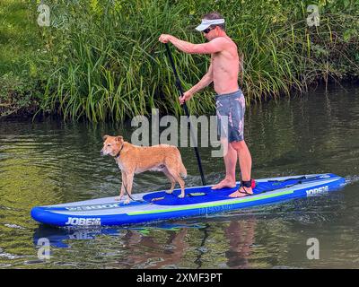 A281, Guildford. 27 juillet 2024. Un bel après-midi chaud et ensoleillé pour les Home Counties alors qu'une crête de haute pression s'est installée. Les paddleboarders apprécient le temps qu'il fait devant le Weyside Pub à Guildford dans le Surrey. Crédit : james jagger/Alamy Live News Banque D'Images