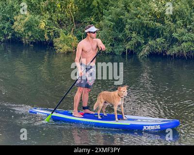 A281, Guildford. 27 juillet 2024. Un bel après-midi chaud et ensoleillé pour les Home Counties alors qu'une crête de haute pression s'est installée. Les paddleboarders apprécient le temps qu'il fait devant le Weyside Pub à Guildford dans le Surrey. Crédit : james jagger/Alamy Live News Banque D'Images