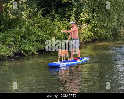 Guildford, Royaume-Uni. 27 juillet 2024. A281, Guildford. 27 juillet 2024. Un bel après-midi chaud et ensoleillé pour les Home Counties alors qu'une crête de haute pression s'est installée. Les paddleboarders apprécient le temps qu'il fait devant le Weyside Pub à Guildford dans le Surrey. Crédit : james jagger/Alamy Live News Banque D'Images