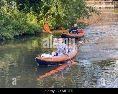 Guildford, Royaume-Uni. 27 juillet 2024. A281, Guildford. 27 juillet 2024. Un bel après-midi chaud et ensoleillé pour les Home Counties alors qu'une crête de haute pression s'est installée. Les paddleboarders apprécient le temps qu'il fait devant le Weyside Pub à Guildford dans le Surrey. Crédit : james jagger/Alamy Live News Banque D'Images