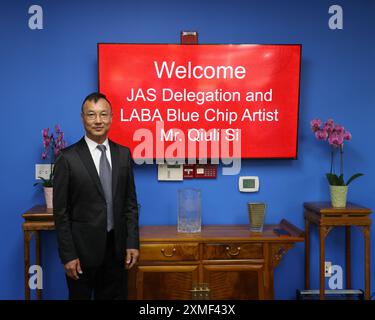 San Dimas, Californie, États-Unis. 25 juillet 2024. Artiste Qiuli si atternding la délégation de la Japan America Society (JAS) et Los Angeles Beverly Arts (LABA) Bienvenue chez LABA artiste Blue-chip Mr. Qiuli si à la compagnie Isegstar à San Dimas, Californie. Crédit : Sheri Determan Banque D'Images