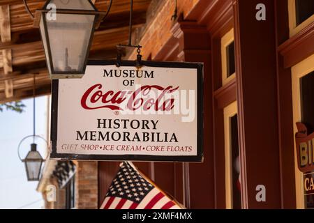 Vicksburg, Mississippi, États-Unis - 23 avril 2024 : un panneau pour le musée Coca-Cola est accroché au-dessus d'une rue dans le quartier historique du centre-ville. Banque D'Images