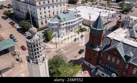 Vicksburg, Mississippi, États-Unis - 23 avril 2024 : le soleil de l'après-midi brille sur les bâtiments historiques du centre-ville de Vicksburg. Banque D'Images