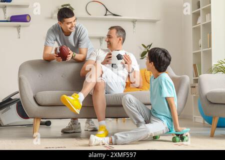 Petit garçon sportif avec son père et grand-père à la maison Banque D'Images