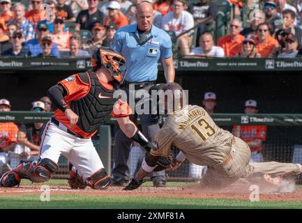 Baltimore, États-Unis. 27 juillet 2024. BALTIMORE, MD - JUILLET 27 : la troisième base des Padres de San Diego, Manny Machado (13 ans), bat le lanceur des Orioles de Baltimore Adley Rutschman (35 ans) pour marquer lors d'un match MLB entre les Orioles de Baltimore et les Padres de San Diego, le 27 juillet 2024, à Orioles Park à Camden Yards, à Baltimore, Maryland. (Photo de Tony Quinn/SipaUSA) crédit : Sipa USA/Alamy Live News Banque D'Images