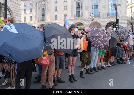 Londres, Royaume-Uni, 27 juillet 2024. Les participants forment une barrière protectrice autour de la parade contre les bigots qui s'opposent à proximité. Des milliers de personnes ont participé à la TRANS Pride march annuelle, de Langham place à Wellington Arch. L'événement maintenant dans sa 6ème année, est en partie protestante et une célébration, avait le thème, "aucun d'entre nous ne sont libres jusqu'à ce que nous soyons tous libres." Crédit : onzième heure photographie/Alamy Live News Banque D'Images