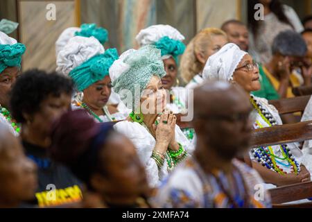 Sao Paulo, Sao Paulo, Brésil. 27 juillet 2024. Ayant lieu ce samedi (27), Un Lavagem da MÃ£e Preta Traditional, organisé chaque année en référence au 25 juillet, Journée internationale des femmes noires d'Amérique latine et des Caraïbes, atteint sa 5ème édition. La Fraternité de notre-Dame du Rosaire des hommes noirs, l'événement est un cri de résistance, contre l'effacement et pour la redéfinition de la mémoire des femmes noires!.manifestation de la foi et le lavage des marches de l'Église et de la statue de MÃ£e Preta par les mains des Baianas des écoles de Samba : Vai Vai, Tom Maior, NenÃª de Vila Matilde Banque D'Images