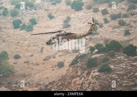 (240728) -- HAUTEURS DU GOLAN, 28 juillet 2024 (Xinhua) -- un hélicoptère israélien est vu sur les lieux d'une attaque à la roquette depuis le Liban dans la ville druze de Majdal Shams sur les hauteurs du Golan occupé par Israël, le 27 juillet 2024. Les médecins israéliens ont rapporté samedi soir qu'il y avait au moins 30 victimes lors de l'attaque à la roquette du groupe militaire libanais Hezbollah dans la ville druze de Majdal Shams sur les hauteurs du Golan occupées par Israël, plusieurs ont été tués, dont des enfants. Un barrage de dizaines de roquettes a été tiré depuis le Liban plus tôt samedi soir, selon les forces de défense israéliennes. (Ayal Margolin/JIN Banque D'Images