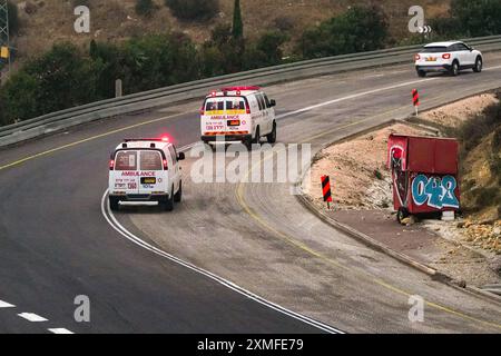 (240728) -- HAUTEURS DU GOLAN, 28 juillet 2024 (Xinhua) -- des ambulances israéliennes évacuent les personnes blessées lors d'une attaque à la roquette depuis le Liban dans la ville druze de Majdal Shams sur les hauteurs du Golan occupées par Israël, le 27 juillet 2024. Les médecins israéliens ont rapporté samedi soir qu'il y avait au moins 30 victimes lors de l'attaque à la roquette du groupe militaire libanais Hezbollah dans la ville druze de Majdal Shams sur les hauteurs du Golan occupées par Israël, plusieurs ont été tués, dont des enfants. Un barrage de dizaines de roquettes a été tiré depuis le Liban plus tôt samedi soir, selon les forces de défense israéliennes. (Ayal Margolin/JIN Banque D'Images