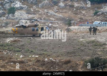 (240728) -- HAUTEURS DU GOLAN, 28 juillet 2024 (Xinhua) -- des soldats israéliens sont vus sur les lieux d'une attaque à la roquette depuis le Liban dans la ville druze de Majdal Shams sur les hauteurs du Golan occupé par Israël, le 27 juillet 2024. Les médecins israéliens ont rapporté samedi soir qu'il y avait au moins 30 victimes lors de l'attaque à la roquette du groupe militaire libanais Hezbollah dans la ville druze de Majdal Shams sur les hauteurs du Golan occupées par Israël, plusieurs ont été tués, dont des enfants. Un barrage de dizaines de roquettes a été tiré depuis le Liban plus tôt samedi soir, selon les forces de défense israéliennes. (Ayal Margolin/JINI vi Banque D'Images