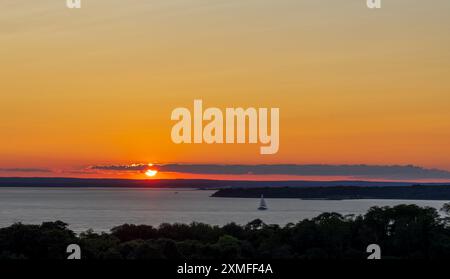 Un beau coucher de soleil sur la baie, Newport, Rhode Island Banque D'Images