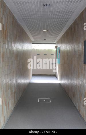 28 juillet 2024, Shinjuku, Tokyo, Japon, couloir du bâtiment en été Banque D'Images