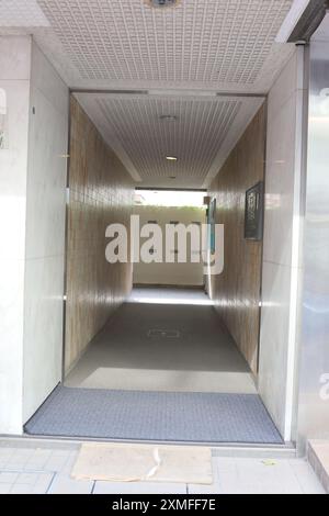 28 juillet 2024, Shinjuku, Tokyo, Japon, couloir du bâtiment en été Banque D'Images