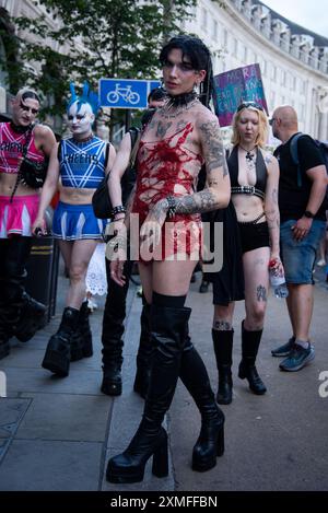 Londres, Royaume-Uni. 27 juillet 2024. Les participants se joignent à la TRANS Pride Parade. Le thème de la parade de cette année est « Justice et libération », qui défend les droits des personnes trans et en solidarité avec la Palestine, le Soudan, Haïti et le Congo. 2024 a vu une augmentation des tentatives de faire reculer les droits humains de la communauté trans », ont déclaré les organisateurs dans un communiqué. Cela inclut la politique récente du gouvernement conservateur sur « l’idéologie du genre » qui ne sera plus enseignée dans les écoles. (Photo de Loredana Sangiuliano/SOPA images/Sipa USA) crédit : Sipa USA/Alamy Live News Banque D'Images