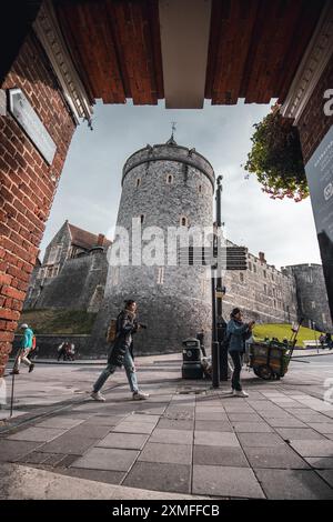 Windor Castle, Royaume-Uni - 16 octobre 2023 : vue d'un grand château de pierre vu d'une étroite passerelle en briques. Banque D'Images