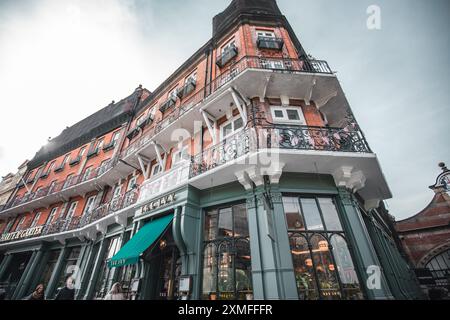 Windor Castle, Royaume-Uni - 16 octobre 2023 : bâtiment en briques rouges avec plusieurs balcons ornés de balustrades en fer forgé ornées. Banque D'Images