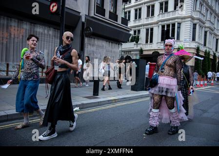 Londres, Royaume-Uni. 27 juillet 2024. Les participants se joignent à la TRANS Pride Parade. Le thème de la parade de cette année est « Justice et libération », qui défend les droits des personnes trans et en solidarité avec la Palestine, le Soudan, Haïti et le Congo. 2024 a vu une augmentation des tentatives de faire reculer les droits humains de la communauté trans », ont déclaré les organisateurs dans un communiqué. Cela inclut la politique récente du gouvernement conservateur sur « l’idéologie du genre » qui ne sera plus enseignée dans les écoles. Crédit : SOPA images Limited/Alamy Live News Banque D'Images