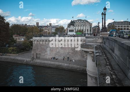 Paris, France - 19 octobre 2023 : vue d'un pont sur une rivière à Paris. Banque D'Images