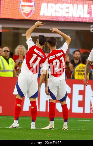 Los Angeles, Californie, États-Unis. 27 juillet 2024. Gabriel MARTINELLI #11 d'Arsenal célèbre avec Vieira VIEIRA #21 après avoir marqué contre le Manchester United FC lors d'un match de football amical d'avant-saison au Sofi Stadium, samedi 27 juillet 2024 à Inglewood, Californie. (Crédit image : © Ringo Chiu/ZUMA Press Wire) USAGE ÉDITORIAL SEULEMENT! Non destiné à UN USAGE commercial ! Banque D'Images