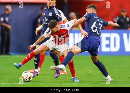 Los Angeles, Californie, États-Unis. 27 juillet 2024. LE JORGINHO #20 d'Arsenal se bat pour le ballon avec le James Scanlon #63 de Manchester United lors d'un match de football amical d'avant-saison au Sofi Stadium, le samedi 27 juillet 2024 à Inglewood, Californie. (Crédit image : © Ringo Chiu/ZUMA Press Wire) USAGE ÉDITORIAL SEULEMENT! Non destiné à UN USAGE commercial ! Banque D'Images