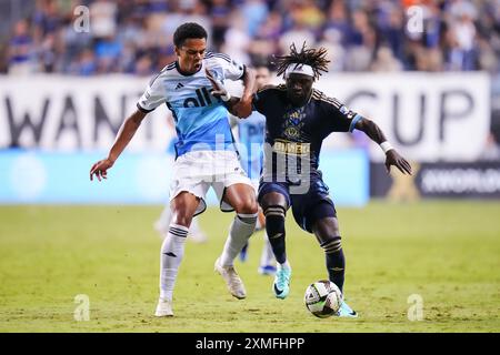 Chester, Pennsylvanie, États-Unis. 27 juillet 2024. Olivier Mbaizo (15 ans), défenseur de l'Union de Philadelphie, poursuit le ballon lors de la deuxième moitié d'un match de la MLS contre Charlotte FC au Subaru Park à Chester, en Pennsylvanie. Kyle Rodden/CSM/Alamy Live News Banque D'Images