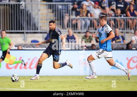 Chester, Pennsylvanie, États-Unis. 27 juillet 2024. L'attaquant de l'Union de Philadelphie Tai Baribo (28) poursuit le ballon pendant la première moitié d'un match de la MLS contre Charlotte FC au Subaru Park à Chester, Pennsylvanie. Kyle Rodden/CSM/Alamy Live News Banque D'Images