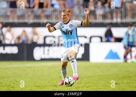 Chester, Pennsylvanie, États-Unis. 27 juillet 2024. Le défenseur du Charlotte FC Jere Uronen (21 ans) contrôle le ballon lors de la deuxième moitié d'un match de la MLS contre l'Union de Philadelphie au Subaru Park à Chester, en Pennsylvanie. Kyle Rodden/CSM/Alamy Live News Banque D'Images