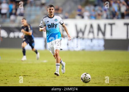 Chester, Pennsylvanie, États-Unis. 27 juillet 2024. Nikola Petkovic (23 ans), milieu de terrain du Charlotte FC, regarde le ballon pendant la deuxième moitié d'un match de la MLS contre l'Union de Philadelphie au Subaru Park à Chester, en Pennsylvanie. Kyle Rodden/CSM/Alamy Live News Banque D'Images