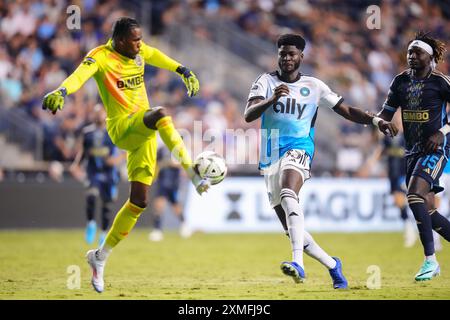 Chester, Pennsylvanie, États-Unis. 27 juillet 2024. Andre Blake (18 ans), gardien de Philadelphie Union, remet le ballon en deuxième moitié d'un match de la MLS contre Charlotte FC au Subaru Park à Chester, Pennsylvanie. Kyle Rodden/CSM/Alamy Live News Banque D'Images