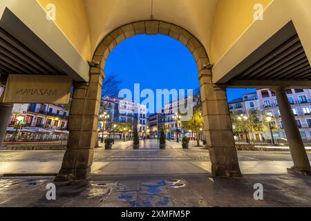 Plaza de Zocodover, la place historique de la ville principale dans le centre-ville de Tolède, Espagne avec des restaurants et des boutiques en plein air. Paysage urbain de Tolède au crépuscule. Banque D'Images