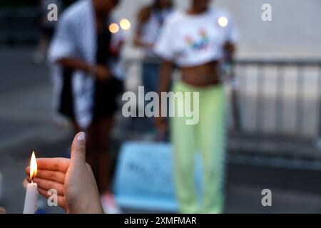 Les gens tiennent une veillée pour Sonya Massey qui a été tué par Sean Grayson, un shérif adjoint du comté de Sangamon de Springfield Illinois, au Washington Square Park le 27 juillet 2024 à New York. Massey a été abattu à la maison dans la tête par l'adjoint après qu'elle a appelé la police pour signaler un éventuel rôdeur. (Photo de John Lamparski/Sipa USA) crédit : Sipa USA/Alamy Live News Banque D'Images