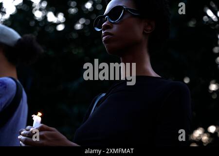 Les gens tiennent une veillée pour Sonya Massey qui a été tué par Sean Grayson, un shérif adjoint du comté de Sangamon de Springfield Illinois, au Washington Square Park le 27 juillet 2024 à New York. Massey a été abattu à la maison dans la tête par l'adjoint après qu'elle a appelé la police pour signaler un éventuel rôdeur. (Photo de John Lamparski/Sipa USA) crédit : Sipa USA/Alamy Live News Banque D'Images
