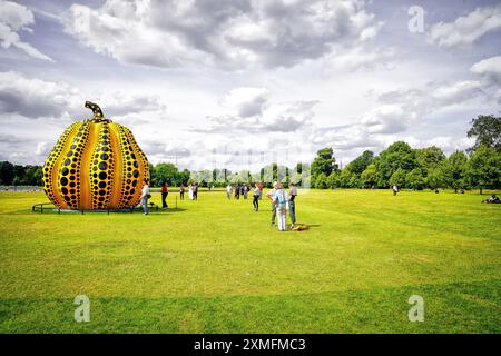 Sculpture de citrouille emblématique de Yayoi Kusama, Hyde Park, jardins de Kensington, Londres, Angleterre, Royaume-Uni Banque D'Images