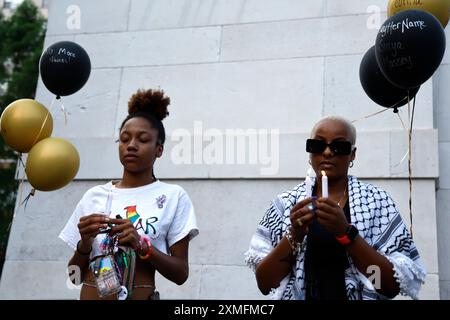 Les gens tiennent une veillée pour Sonya Massey qui a été tué par Sean Grayson, un shérif adjoint du comté de Sangamon de Springfield Illinois, au Washington Square Park le 27 juillet 2024 à New York. Massey a été abattu à la maison dans la tête par l'adjoint après qu'elle a appelé la police pour signaler un éventuel rôdeur. (Photo de John Lamparski/Sipa USA) crédit : Sipa USA/Alamy Live News Banque D'Images