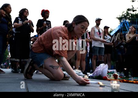 Les gens tiennent une veillée pour Sonya Massey qui a été tué par Sean Grayson, un shérif adjoint du comté de Sangamon de Springfield Illinois, au Washington Square Park le 27 juillet 2024 à New York. Massey a été abattu à la maison dans la tête par l'adjoint après qu'elle a appelé la police pour signaler un éventuel rôdeur. (Photo de John Lamparski/Sipa USA) crédit : Sipa USA/Alamy Live News Banque D'Images