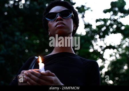 Les gens tiennent une veillée pour Sonya Massey qui a été tué par Sean Grayson, un shérif adjoint du comté de Sangamon de Springfield Illinois, au Washington Square Park le 27 juillet 2024 à New York. Massey a été abattu à la maison dans la tête par l'adjoint après qu'elle a appelé la police pour signaler un éventuel rôdeur. (Photo de John Lamparski/Sipa USA) crédit : Sipa USA/Alamy Live News Banque D'Images