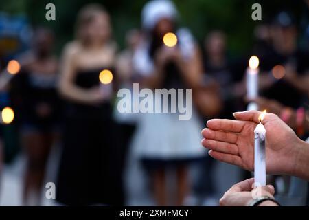 Les gens tiennent une veillée pour Sonya Massey qui a été tué par Sean Grayson, un shérif adjoint du comté de Sangamon de Springfield Illinois, au Washington Square Park le 27 juillet 2024 à New York. Massey a été abattu à la maison dans la tête par l'adjoint après qu'elle a appelé la police pour signaler un éventuel rôdeur. (Photo de John Lamparski/Sipa USA) crédit : Sipa USA/Alamy Live News Banque D'Images