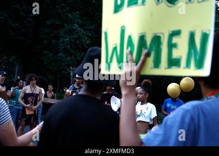 Les gens tiennent une veillée pour Sonya Massey qui a été tué par Sean Grayson, un shérif adjoint du comté de Sangamon de Springfield Illinois, au Washington Square Park le 27 juillet 2024 à New York. Massey a été abattu à la maison dans la tête par l'adjoint après qu'elle a appelé la police pour signaler un éventuel rôdeur. (Photo de John Lamparski/Sipa USA) crédit : Sipa USA/Alamy Live News Banque D'Images