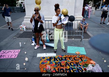 Les gens tiennent une veillée pour Sonya Massey qui a été tué par Sean Grayson, un shérif adjoint du comté de Sangamon de Springfield Illinois, au Washington Square Park le 27 juillet 2024 à New York. Massey a été abattu à la maison dans la tête par l'adjoint après qu'elle a appelé la police pour signaler un éventuel rôdeur. (Photo de John Lamparski/Sipa USA) crédit : Sipa USA/Alamy Live News Banque D'Images