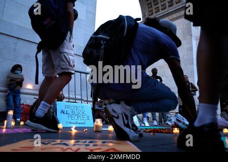 Les gens tiennent une veillée pour Sonya Massey qui a été tué par Sean Grayson, un shérif adjoint du comté de Sangamon de Springfield Illinois, au Washington Square Park le 27 juillet 2024 à New York. Massey a été abattu à la maison dans la tête par l'adjoint après qu'elle a appelé la police pour signaler un éventuel rôdeur. (Photo de John Lamparski/Sipa USA) crédit : Sipa USA/Alamy Live News Banque D'Images