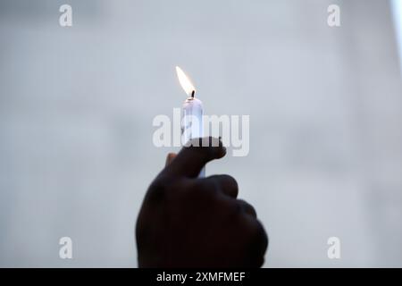 Les gens tiennent une veillée pour Sonya Massey qui a été tué par Sean Grayson, un shérif adjoint du comté de Sangamon de Springfield Illinois, au Washington Square Park le 27 juillet 2024 à New York. Massey a été abattu à la maison dans la tête par l'adjoint après qu'elle a appelé la police pour signaler un éventuel rôdeur. (Photo de John Lamparski/Sipa USA) crédit : Sipa USA/Alamy Live News Banque D'Images