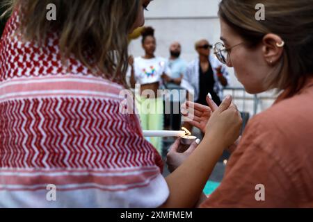 Les gens tiennent une veillée pour Sonya Massey qui a été tué par Sean Grayson, un shérif adjoint du comté de Sangamon de Springfield Illinois, au Washington Square Park le 27 juillet 2024 à New York. Massey a été abattu à la maison dans la tête par l'adjoint après qu'elle a appelé la police pour signaler un éventuel rôdeur. (Photo de John Lamparski/Sipa USA) crédit : Sipa USA/Alamy Live News Banque D'Images
