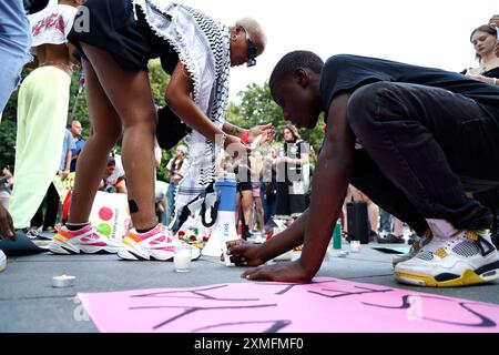 Les gens tiennent une veillée pour Sonya Massey qui a été tué par Sean Grayson, un shérif adjoint du comté de Sangamon de Springfield Illinois, au Washington Square Park le 27 juillet 2024 à New York. Massey a été abattu à la maison dans la tête par l'adjoint après qu'elle a appelé la police pour signaler un éventuel rôdeur. (Photo de John Lamparski/Sipa USA) crédit : Sipa USA/Alamy Live News Banque D'Images