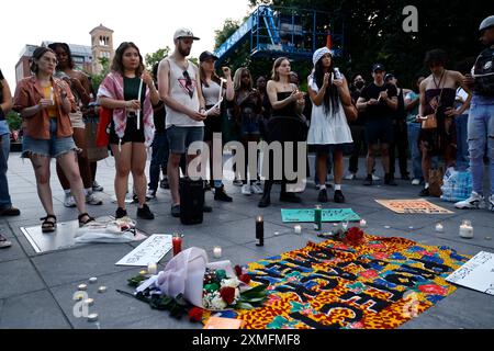Les gens tiennent une veillée pour Sonya Massey qui a été tué par Sean Grayson, un shérif adjoint du comté de Sangamon de Springfield Illinois, au Washington Square Park le 27 juillet 2024 à New York. Massey a été abattu à la maison dans la tête par l'adjoint après qu'elle a appelé la police pour signaler un éventuel rôdeur. (Photo de John Lamparski/Sipa USA) crédit : Sipa USA/Alamy Live News Banque D'Images